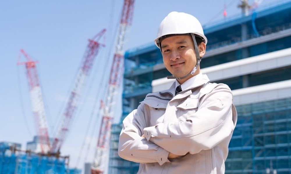 建設現場で働く男性社員